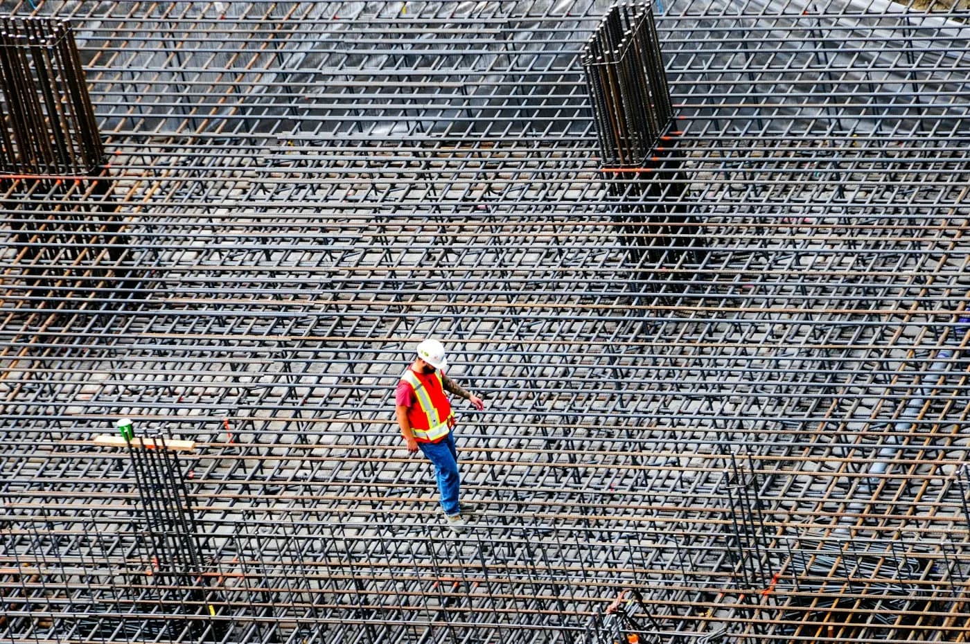 Chantier vu d'en haut, ferraillage d'une dalle